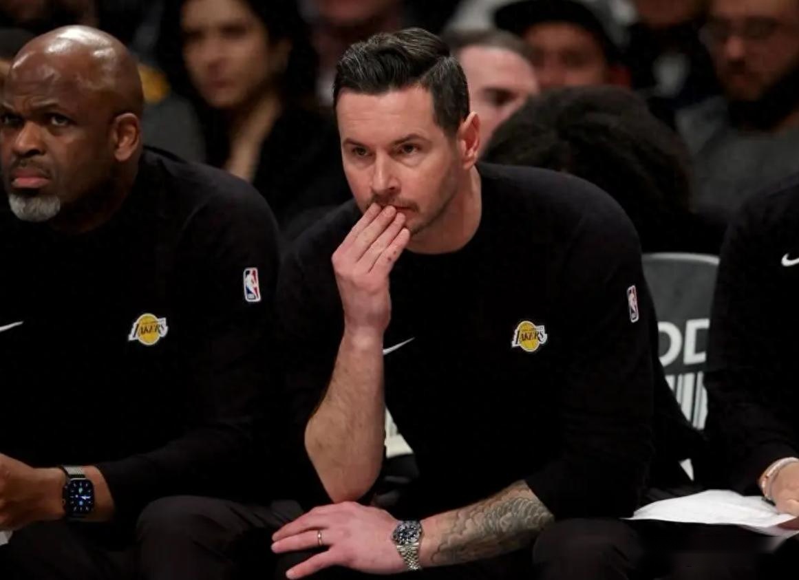 湖人3人末節(jié)摧毀比賽！雷迪克胡亂用人暫停，八村壘東契奇災難性