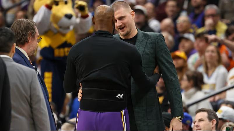 詹姆斯：約基奇是最偉大球員之一，我需要擁抱他表達(dá)我的敬意